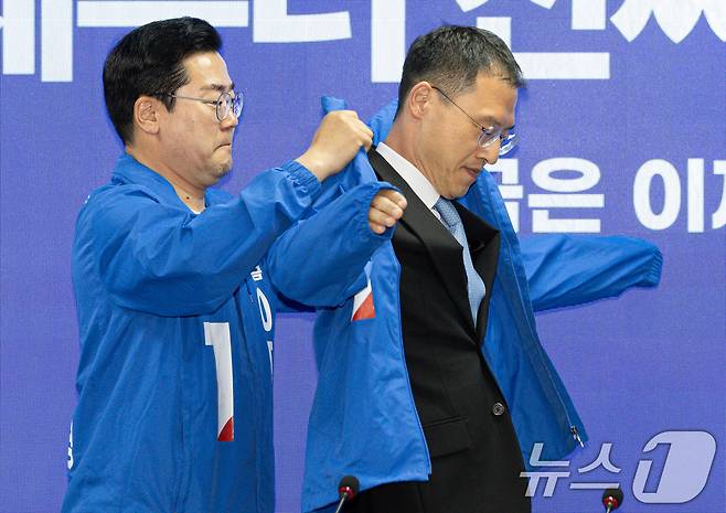 더불어민주당에 입당한 김상욱 의원이 19일 오전 서울 여의도 국회 더불어민주당사에서 열린 입당 환영식에서 선거운동복을 착용하고 있다. 2025.5.19/뉴스1 ⓒ News1 이재명 기자