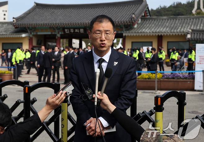 이재명 더불어민주당 대통령 후보 지지를 선언한 김상욱 무소속 의원이 18일 오전 광주 북구 운정동 5·18민주묘지에서 민주당 입당 기자회견을 하고 있다. (공동취재) 2025.5.18/뉴스1 ⓒ News1 이재명 기자