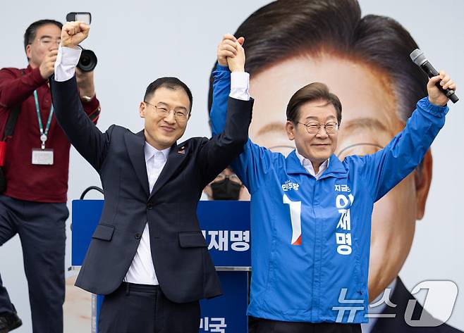 이재명 더불어민주당 대통령 후보가 16일 오전 전북 익산시 익산역 동부광장에서 김상욱 무소속 의원과 손을 맞잡아 올리고 있다. 2025.5.16/뉴스1 ⓒ News1 이재명 기자
