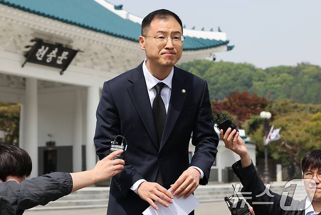 탈당 압박을 받아온 김상욱 국민의힘 의원이 8일 서울 동작구 현충원을 참배한 뒤 거취에 대한 입장을 밝히고 있다. 2025.5.8/뉴스1 ⓒ News1 허경 기자