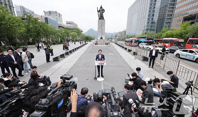 이준석 개혁신당 대통령 후보가 19일 오전 서울 종로구 광화문광장 이순신 동상 앞에서 기자회견을 하고 있다. 2025.5.19/뉴스1 ⓒ News1 김성진 기자