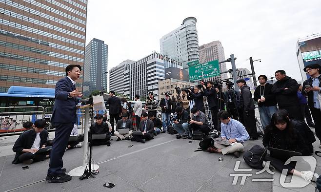 이준석 개혁신당 대통령 후보가 19일 오전 서울 종로구 광화문광장 이순신 동상 앞에서 기자회견을 하고 있다. 2025.5.19/뉴스1 ⓒ News1 김성진 기자