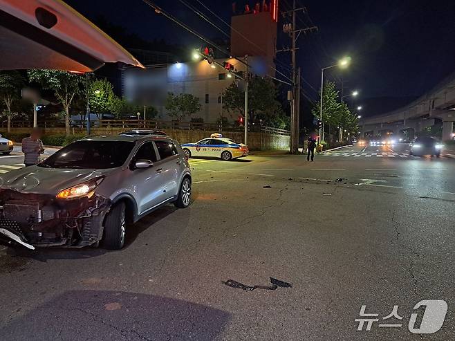 18일 오후 8시 부산 기장군 철마면 사거리 사고 현장.(기장경찰서 제공. 재판매 및 DB 금지)