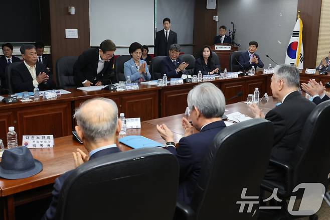 이재명 더불어민주당 대통령 후보가 19일 서울 용산구 대한노인회관에서 열린 이중근 회장을 비롯한 회장단과의 간담회에서 발언을 마친 뒤 인사하고 있다. (공동취재) 2025.5.19/뉴스1 ⓒ News1 안은나 기자