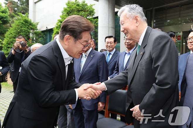 이재명 더불어민주당 대통령 후보가 19일 서울 용산구 대한노인회관을 찾아 이중근 회장과 인사를 나누고 있다. (공동취재) 2025.5.19/뉴스1 ⓒ News1 안은나 기자