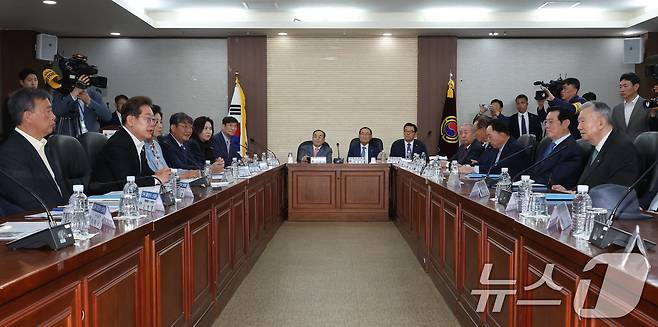 이재명 더불어민주당 대통령 후보가 19일 서울 용산구 대한노인회관에서 이중근 회장을 비롯한 회장단과 간담회를 하고 있다. (공동취재) 2025.5.19/뉴스1 ⓒ News1 안은나 기자