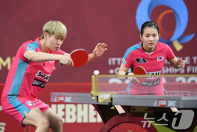 오준성, 김나영이 18일(현지시간) 카타르 도하 카타르대학교 스포츠 콤플렉스에서 열린 2025 국제탁구연맹(ITTF) 세계선수권대회 혼성복식 64강 뉴질랜드 딘 슈, 조슬린 램 조와 경기를 펼치고 있다. 2025.5.19/뉴스1 ⓒ News1 사진공동취재단