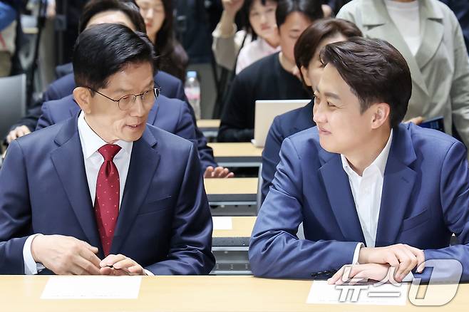 김문수 국민의힘 대통령 후보(왼쪽)와 이준석 개혁신당 대통령 후보가 19일 오전 서울 중구 서울시청에서 열린 '약자와 동행하는 서울 토론회'에 참석해 나란히 앉아 있다. 2025.5.19/뉴스1 ⓒ News1 민경석 기자