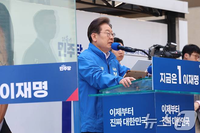 이재명 더불어민주당 대통령 후보가 19일 서울 용산역 광장에서 열린 집중유세에서 방탄유리가 설치된 유세차 위에서 유권자들을 향해 지지를 호소하고 있다. (공동취재) 2025.5.19/뉴스1 ⓒ News1 안은나 기자
