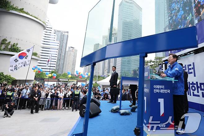 이재명 더불어민주당 대통령 후보가 19일 오후 집중유세차 서울 용산역 광장을 찾아 유권자들을 향해 지지를 호소하고 있다. 이 후보는 이날 대선 후보 최초로 방탄 유리막 안에서 유세를 시작했다. ⓒ News1 안은나 기자