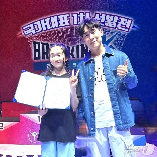 '2025 브레이킹K 국가대표 선발전 1차대회'에서 강아라 선수(사진 왼쪽)가 청소년 비걸 부문 3위를 차지했다. 사진 왼쪽은 조성국 라스트포원 대표.(전주시 제공, 재판매 및 DB 금지)/뉴스1