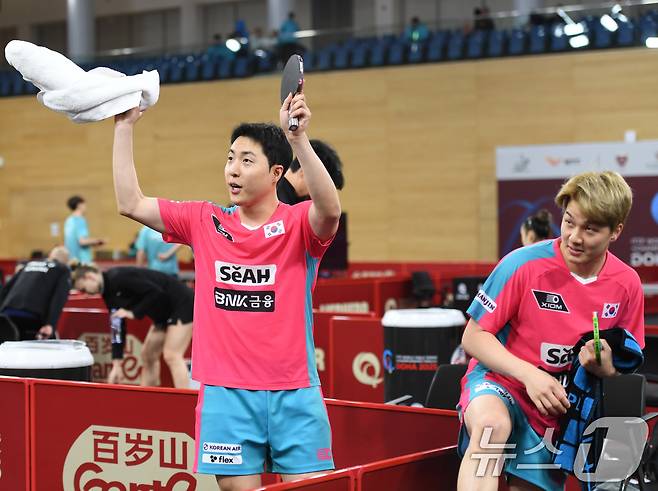 임종훈(왼쪽), 안재현이 18일(현지시간) 카타르 도하 카타르대학교 스포츠 콤플렉스에서 열린 2025 국제탁구연맹(ITTF) 세계선수권대회 남자복식 64강 호주 핀 루, 니콜라스 럼 조와 경기를 펼친 후 관중석을 향해 인사하고 있다. 2025.5.19/뉴스1 ⓒ News1 사진공동취재단