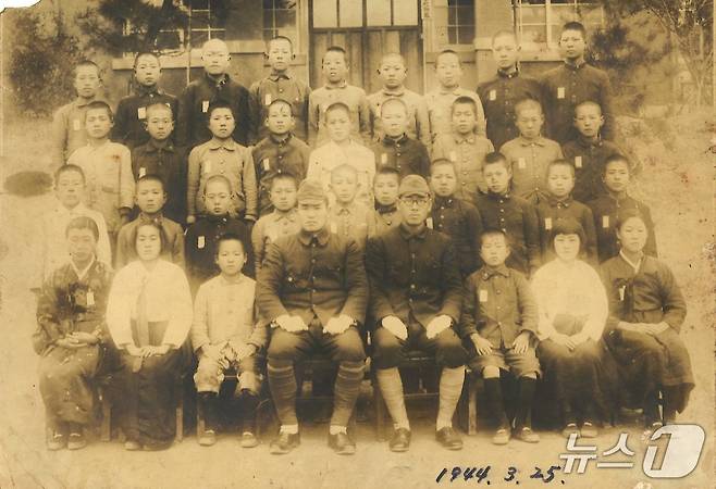 1944년 해방 전 촬영된 울산 용잠초등학교 1회 졸업 사진. (울산교육청 제공. 재판매 및 DB 금지) /뉴스1