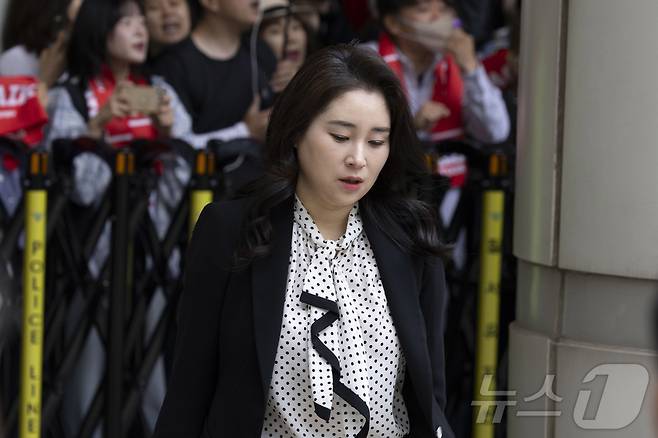 내란 우두머리 혐의, 직권남용 권리행사방해 혐의 사건으로 기소된 윤석열 전 대통령의 변호인단인 김계리 변호사 19일 오전 서울 서초구 중앙지법으로 이동하고 있다. 2025.5.19/뉴스1 ⓒ News1 사진공동취재단