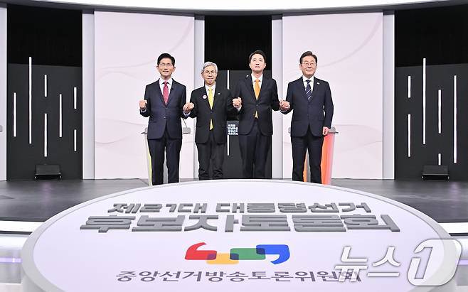 18일 서울 마포구 SBS프리즘타워에서 열린 중앙선거방송토론위원회 주관 제21대 대통령선거 후보자토론회에서 각 정당 대선 후보들이 선전을 다짐하고 있다. 왼쪽부터 국민의힘 김문수, 민주노동당 권영국, 개혁신당 이준석, 더불어민주당 이재명 대통령 후보. 2025.5.18/뉴스1 ⓒ News1 국회사진취재단