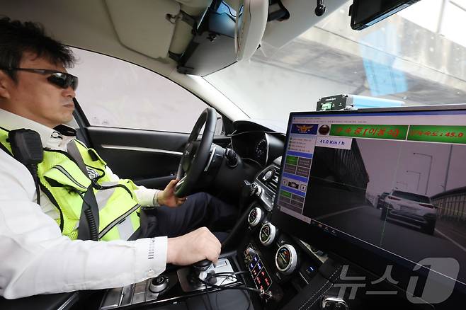 19일 서울경찰청 관계자가 암행순찰차로 내부간선도로에서 과속 차량을 단속하고 있다. 서울경찰청은 지난 15일부터 차량 탑재형 단속 장비를 장착한 암행순찰차를 올림픽대로, 강변북로 등 자동차 전용도로에 집중 운영하고 있다. (공동취재) 2025.5.19/뉴스1 ⓒ News1 장수영 기자