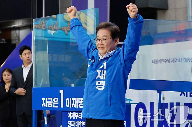 이재명 더불어민주당 대통령 후보가 19일 오후 유세를 위해 서울 마포구 홍대 레드로드를 찾아 유세에 앞서 인사하고 있다. 2025.5.19/뉴스1 ⓒ News1 안은나 기자