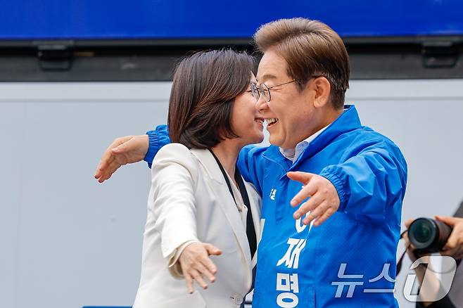 허은아 전 개혁신당 대표가 19일 오후 서울 영등포구 타임스퀘어를 찾아 이재명 더불어민주당 대통령 후보 지지를 선언하며 이 후보와 포옹하고 있다. 2025.5.19/뉴스1 ⓒ News1 안은나 기자