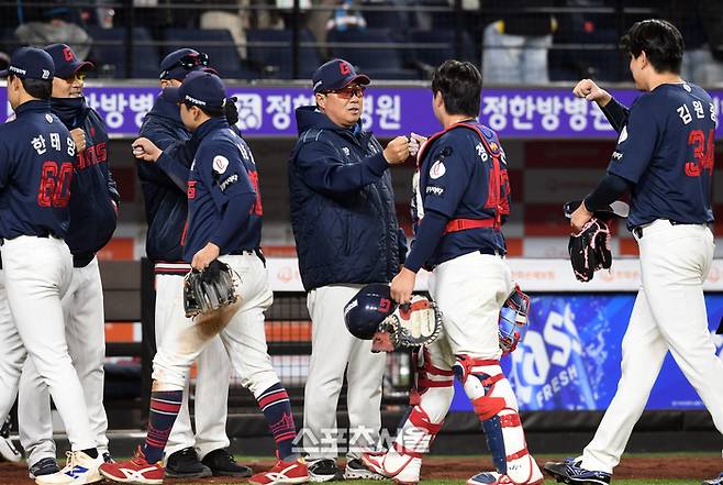롯데 김태형 감독이 대전 한화생명 볼파크에서 열린 2025 KBO리그 한화와 경기에서 승리하 뒤 선수들과 하이파이브를 하고 있다. 대전 | 박진업 기자 upandup@sportsseoul.com