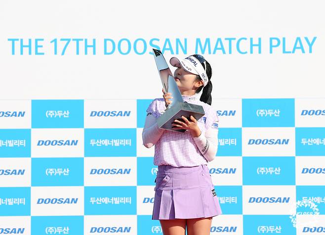 이예원이 18일 열린 두산 매치플레이에서 우승한 후 트로피에 입을 맞추고 있다. 사진 | KLPGA