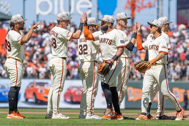 이정후가 19일(한국시각) 애슬레틱스전을 승리한 뒤 동료들과 하아파이브를 하고 있다. Imagn Images연합뉴스