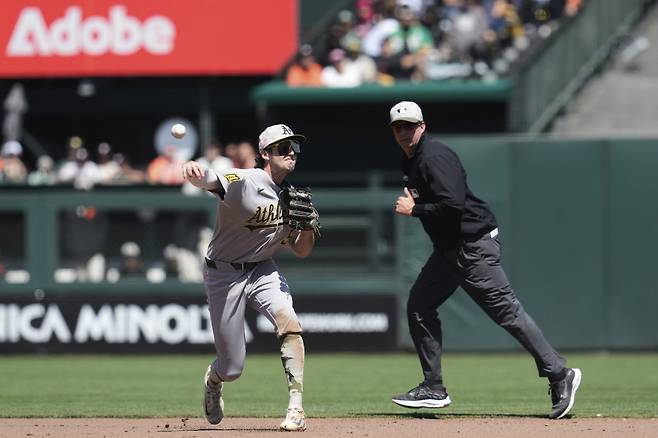 애슬레틱스 유격수 윌슨 제이콥이 7회 이정후의 타구를 처리하고 있다. AP연합뉴스