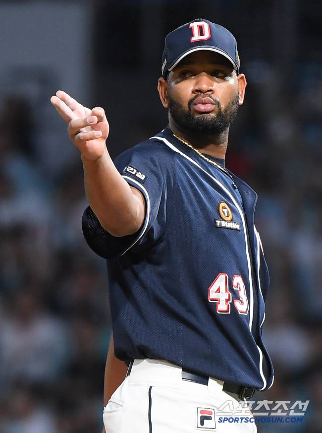 23일 창원 NC파크에서 열린 두산-NC전. 알칸타라가 3루심을 향해 체크스윙을 요청하고 있다. 창원=정재근 기자 cjg@sportschosun.com/2023.9.23/