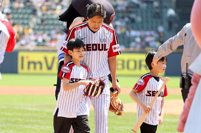 LG 트윈스 김진성(가운데)이 18일 잠실 kt 위즈전에 앞서 아들 민찬(왼쪽), 리호(오른쪽)와 함께 시구 시타 행사에 나섰다. LG 트윈스 제공