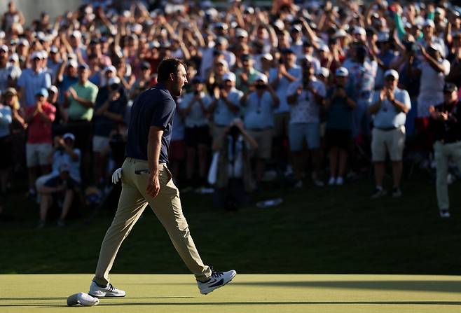 CHARLOTTE, NORTH CAROLINA - MAY 18: Scottie Scheffler of the United States celebrates on the 18th green after winning the 2025 PGA Championship at Quail Hollow Country Club on May 18, 2025 in Charlotte, North Carolina.   Warren Little/Getty Images/AFP (Photo by Warren Little / GETTY IMAGES NORTH AMERICA / Getty Images via AFP)







<저작권자(c) 연합뉴스, 무단 전재-재배포, AI 학습 및 활용 금지>