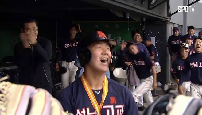 쐐기포를 터트리고 기뻐하는 성남고 4번타자 이서준. SPOTV 중계화면 캡처.