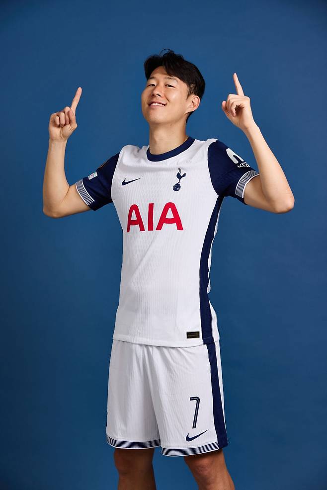 [스포츠조선 강우진 기자]손흥민이 꿈에 그리던 유럽축구연맹(UEFA) 유로파리그 결승전에서 선발로 나서지 못할 수도 있다. 최근 현저히 떨어진 골 결정력으로 다른 선택지가 고려된다면 손흥민은 후반 뒤늦게 투입해 경기장을 밟을 것으로 보인다.

글로벌 매체 디애슬레틱은 18일(한국시각) 토트넘 홋스퍼와 맨체스터 유나이티드의 2024~2025시즌 UEFA 유로파리그 결승전 선발 라인업을 예측했다. 해당 라인업에는 손흥민이 아닌 윌손 오도베르가 왼쪽 측면 윙어 자리에 놓였다. 사진=SNS