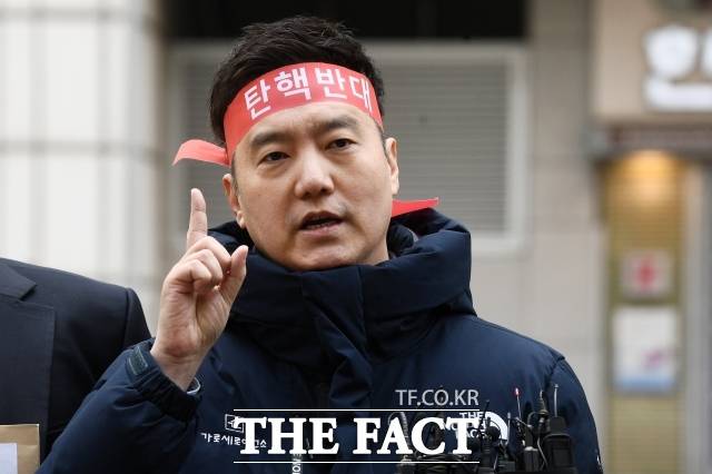 가세연의 최근 폭로에 당사자들이 반박하면서 반나절도 안돼 신빙성이 통째로 흔들렸다. 사진은 지난 3월 17일 울 종로구 서울경찰청 앞에서 가졌던 첫번째 기자회견 당시 가로세로연구소 김세의 대표. /서예원 기자