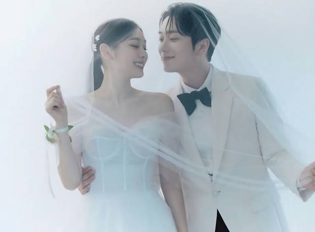 그룹 포레스텔라 멤버 고우림(오른쪽)이 만기 전역한다. /소셜미디어 캡처