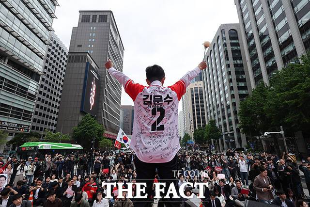 김문수 국민의힘 대선 후보가 19일 오전 서울 중구 청계광장에서 '청년이 바라는 대한민국' 정책 공약을 발표하고 있다. /임영무 기자