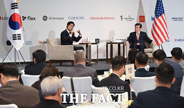 김문수 국민의힘 대선 후보(왼쪽)가 19일 서울 종로구 포시즌스호텔에서 열린 주한미국상공회의소(AMCHAM·암참) 초청 특별 오찬 간담회에 참석해 제임스 김 암참 회장과 대담하고 있다. /임영무 기자