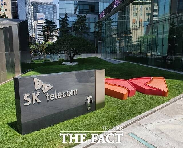 단말기 고유식별번호(IMEI)가 담긴 SK텔레콤 서버가 악성코드에 감염됐다는 민관합동조사단의 조사 결과가 나왔다. /더팩트 DB
