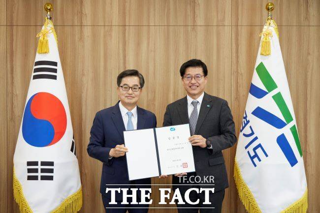 19일 김동연(사진 왼쪽) 경기도지사가 김대순 신임 행정2부지사에게 임용장을 전달한 뒤 기념촬영을 하고 있다./경기도