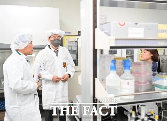 김대순 신임 경기도 행정2부지사(왼쪽 2번째)가 19일 취임 직후 첫 일정으로 동물위생시험소를 찾아 현황 설명을 듣고 있다./경기도