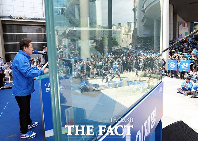 이재명 후보 유세 현장에 등장한 방탄유리.