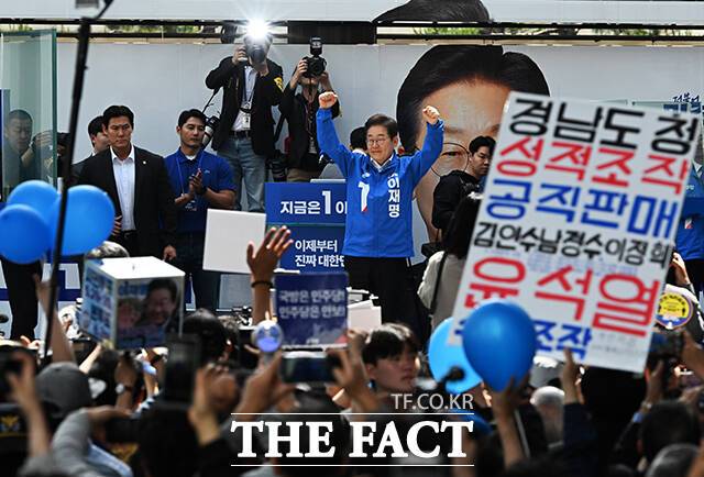 지지자들에게 인사하는 이재명 후보.