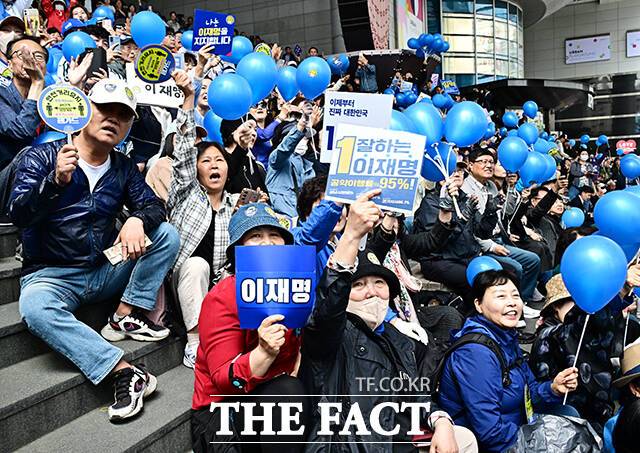 이재명 후보 연설 듣는 지지자들.