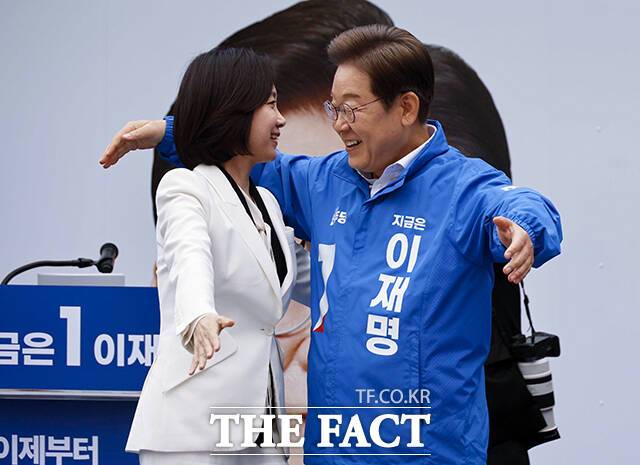 이재명 더불어민주당 대통령 후보가 19일 서울 곳곳을 누비며 민심 공략에 나섰다. 대선 유세장이었지만, 현장에는 어깨춤이 절로 나오는 흥이 가득했다. /배정한 기자