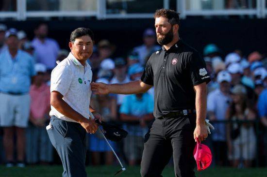 김시우가 PGA 챔피언십 4라운드를 마친 뒤 동반자인 욘 람과 인사를 하고 있다. 샬럿(미국)=AFP연합뉴스