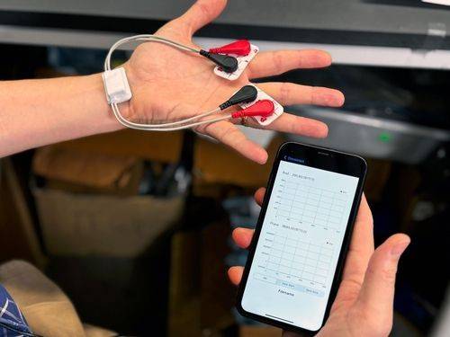 모유 수유 중 섭취량을 실시간으로 측정할 수 있는 무선 웨어러블 센서. 노스웨스턴대