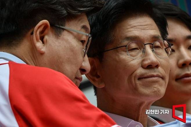 김문수 국민의힘 대통령 후보가 19일 ‘성년의 날’을 맞아 청년 정책 공약을 발표하기 위해 서울 중구 청계광장을 찾은 가운데 무대에 서서 권성동 공동선대위원장과 대화하고 있다. 2025.5.19 김현민 기자