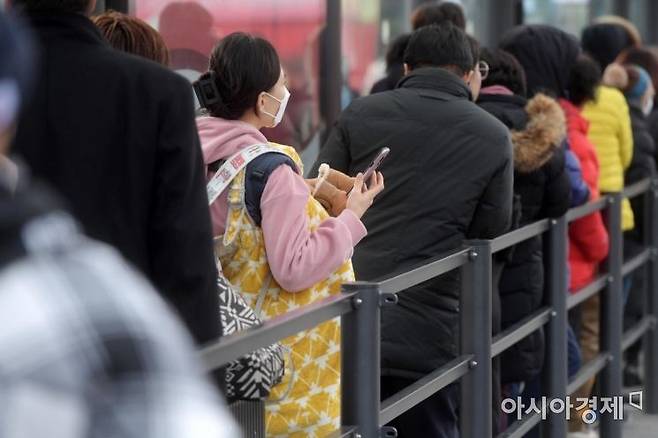 아기띠를 멘 여성이 택시 승강장에서 차례를 기다리고 있다.(사진은 기사 내용과 무관)