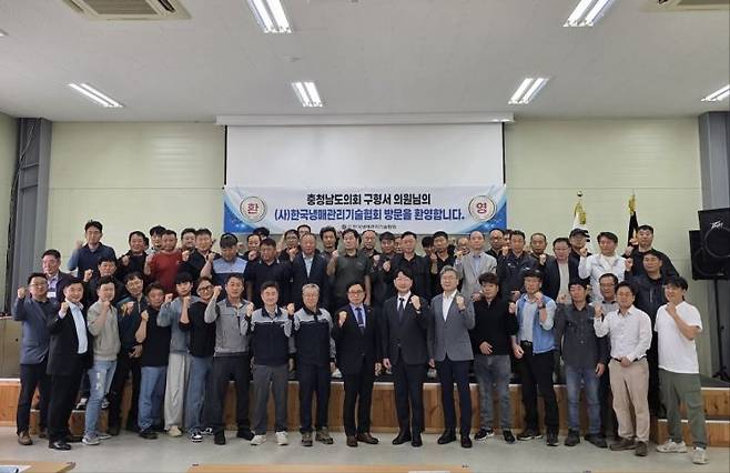 충남도의회 구형서 의원이 논산 냉매관리기술협회 인재개발원에서 열린 냉매회수 보수교육장에서 이용태회장으로부터 감사패를 받았다./충남도의회 제공