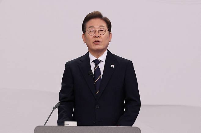 이재명 후보는 전날 첫 TV 토론회를 마친 뒤 "국민의 삶이나 대한민국의 상황이 매우 어려운데, 어떤 방식으로 난제를 타개할지에 대해 진지한 토론이 된 것 같다"고 평가했다