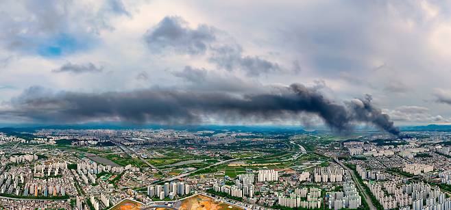 금호타이어 광주공장 화재가 발생한 지난 17일 오전 타이어 원료가 타면서 검은 연기가 광주 전체를 덮을 만큼 뿜어져 나오고 있다. /김영근 기자
