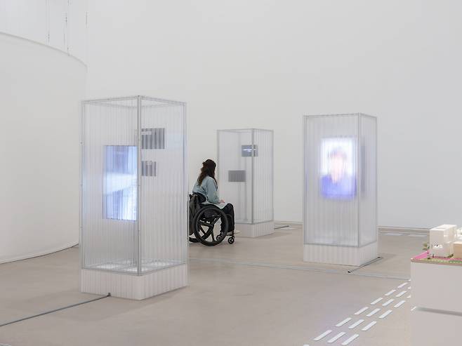 '기울인 몸들: 서로의 취약함이 만날 때' 전시 전경. 김은설 작품 '흐려지는 소리, 남겨진 소리'가 설치된 모습이다. /국립현대미술관